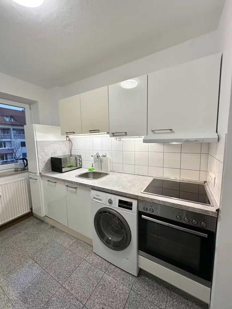 Quarto de estudante em  com área de estudo e instalações partilhadas