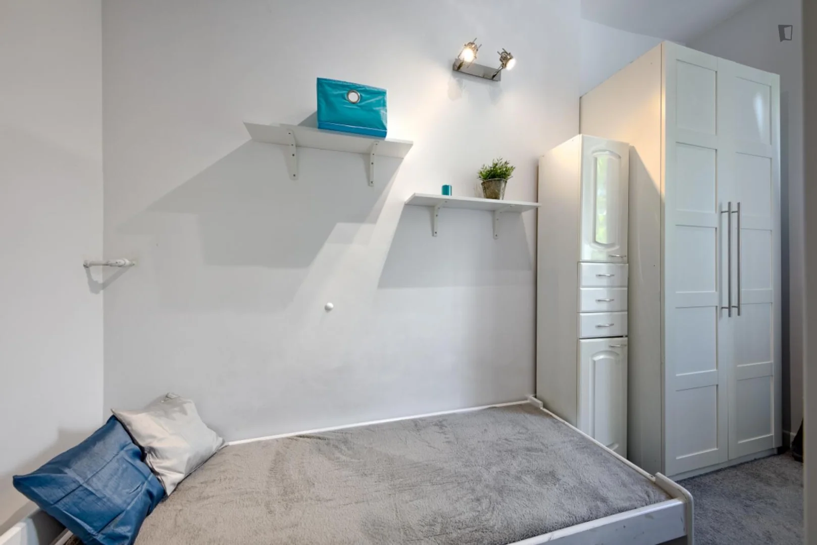 'de öğrenci dairesinde, tamamen mobilyalı kiralık oda