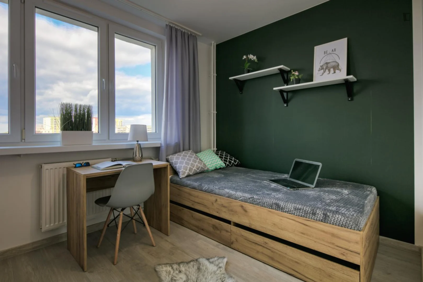 Habitación estudiantil funcional perfecta para estudiar en 