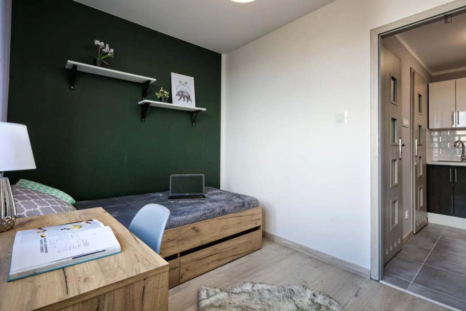 Habitación estudiantil luminosa y aireada con fácil acceso a la universidad en 