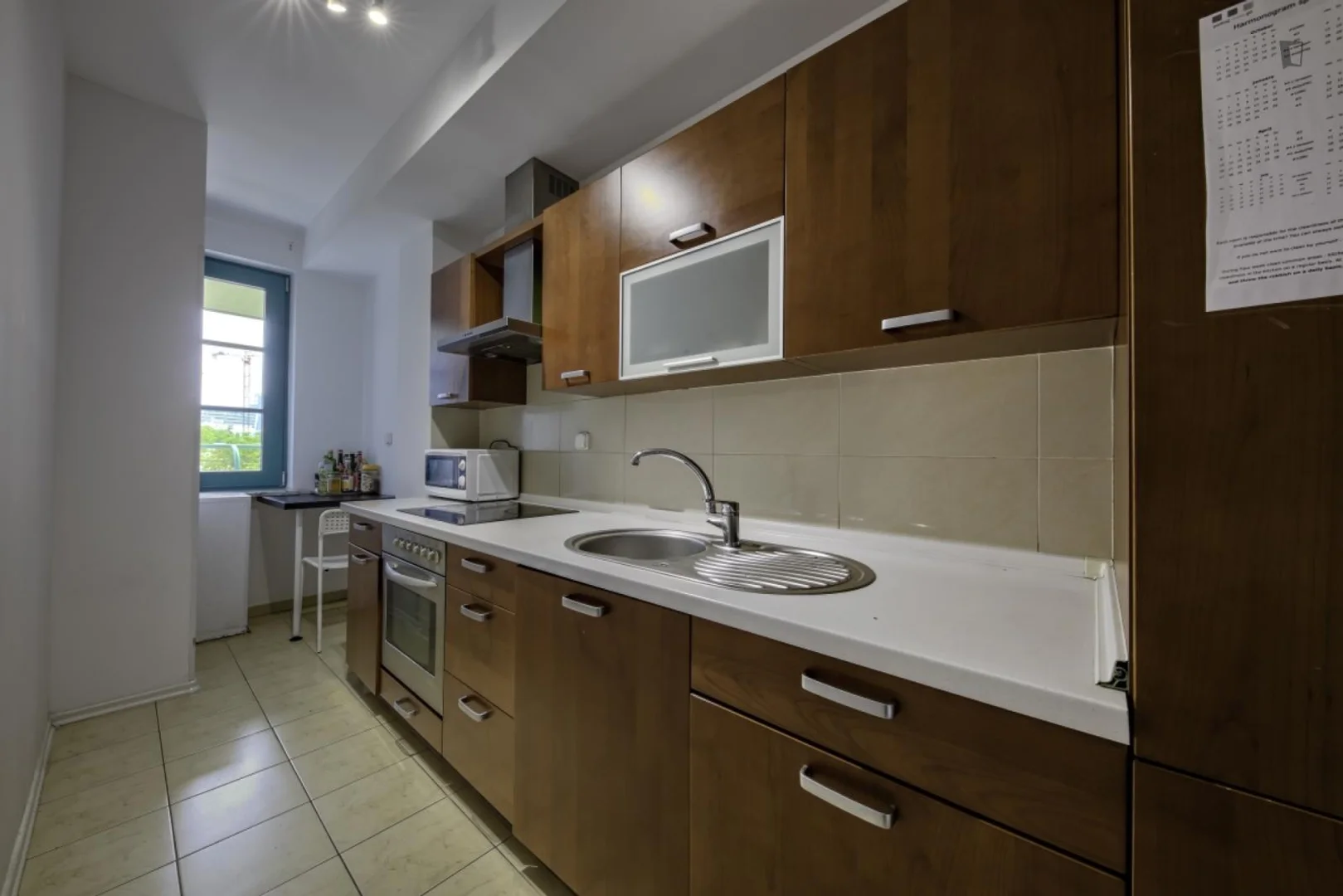 Habitación estudiantil funcional perfecta para estudiar en
