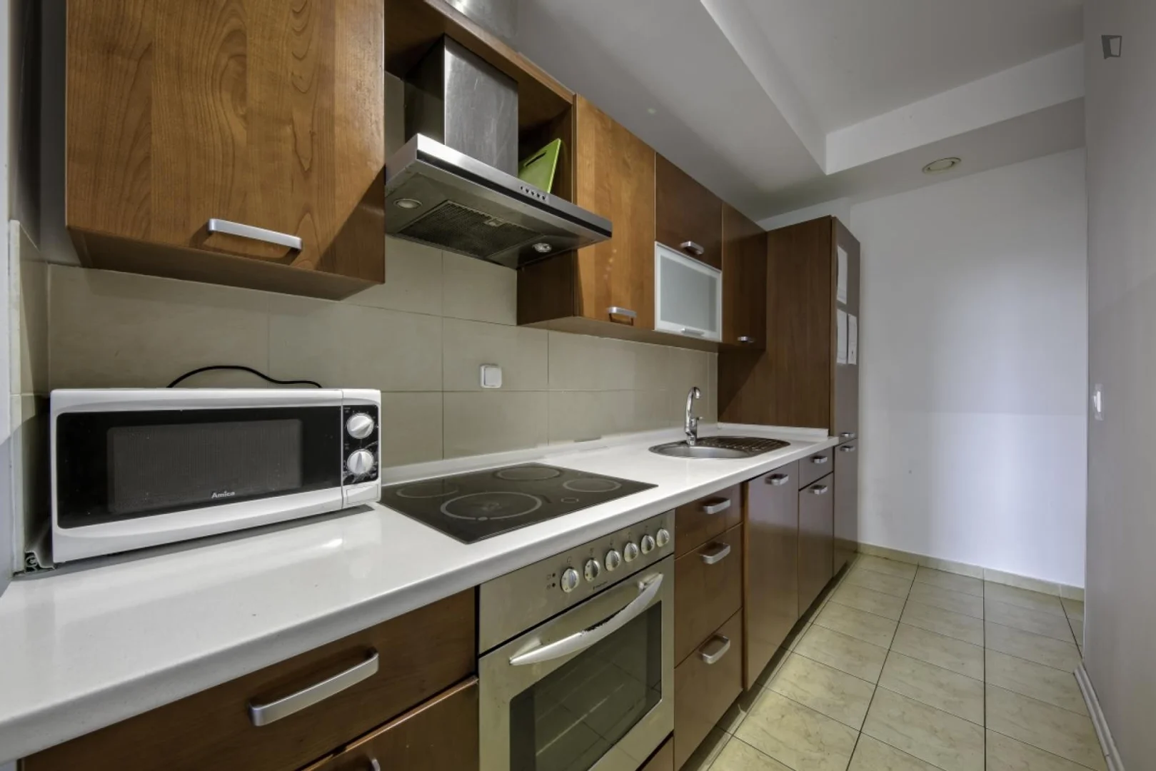 Habitación estudiantil amplia y cómoda en