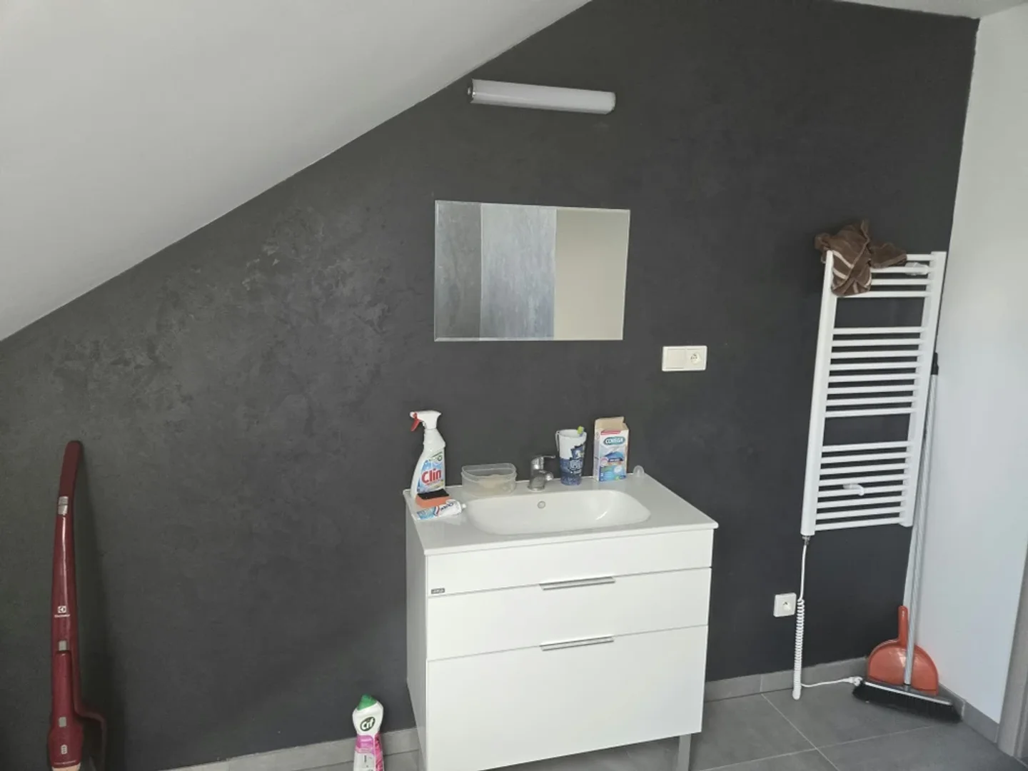 Chambre d'étudiant à  avec espace d'étude et installations communes