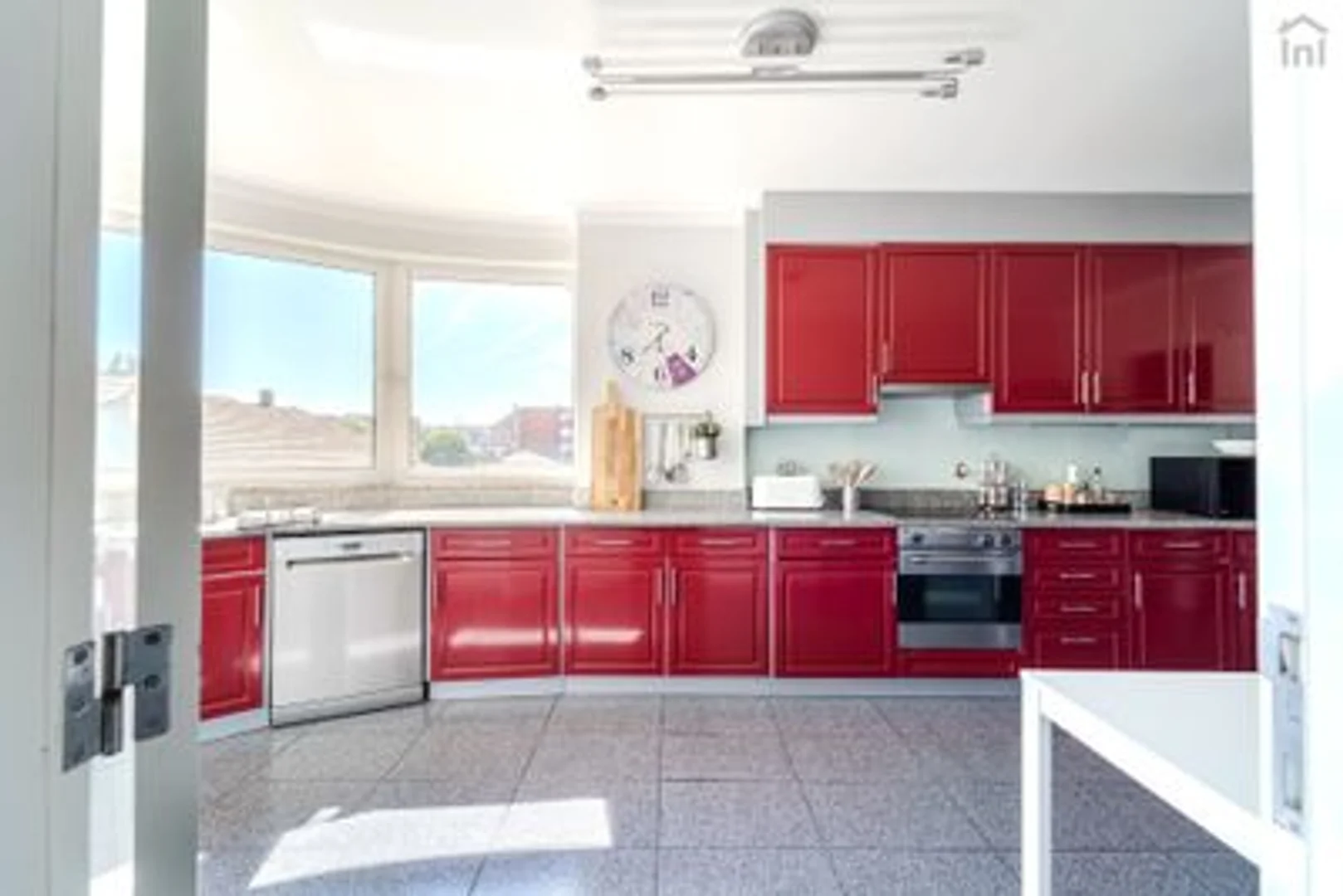 Habitación asequible para estudiantes con buena iluminación en