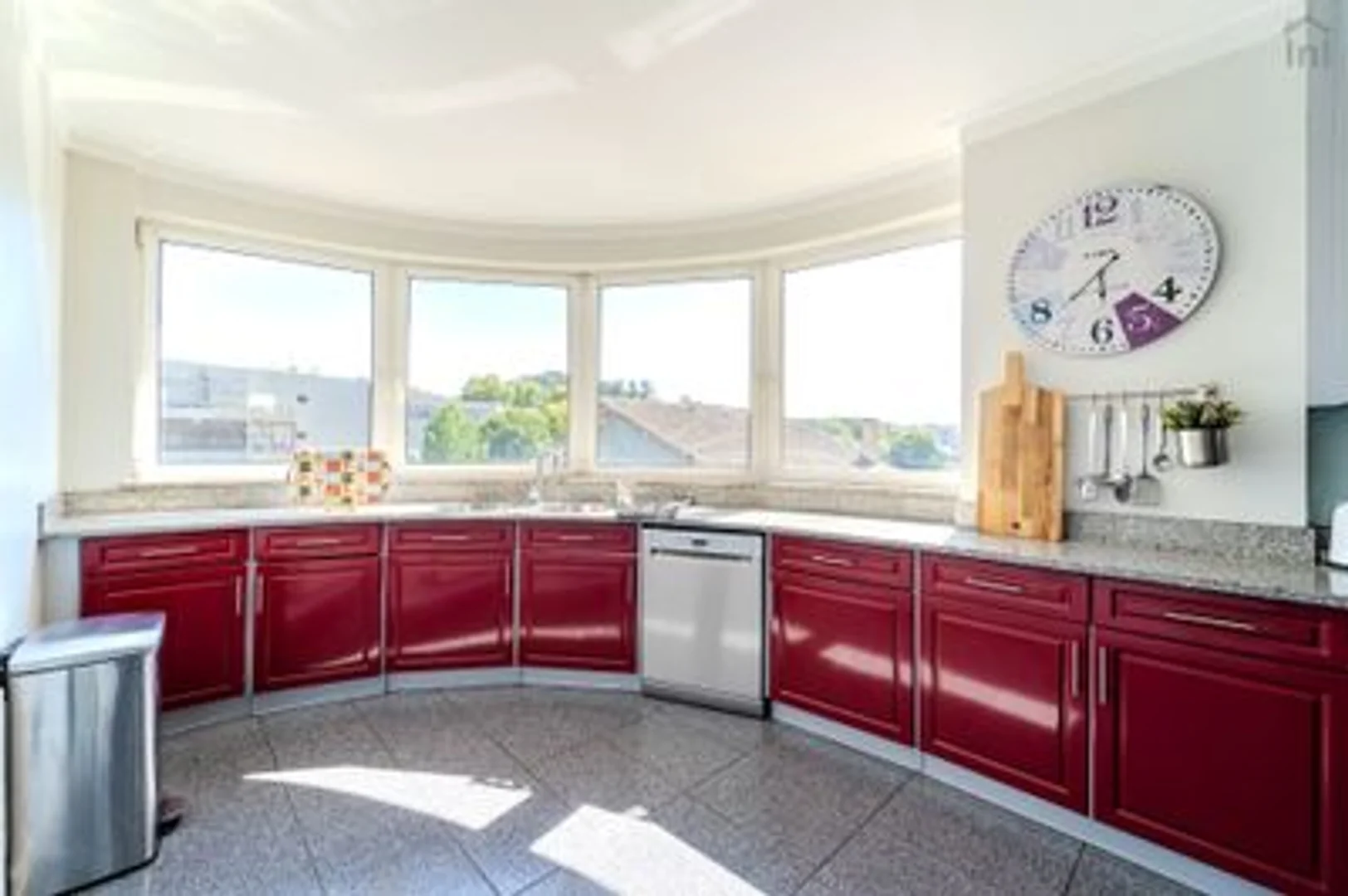 Habitación estudiantil funcional perfecta para estudiar en