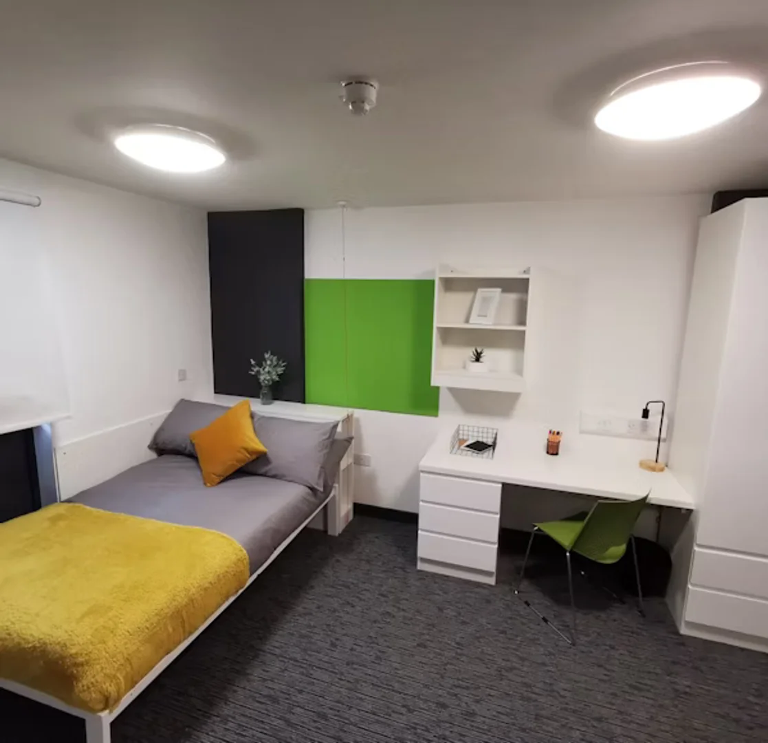 Habitación estudiantil luminosa y aireada con fácil acceso a la universidad en 