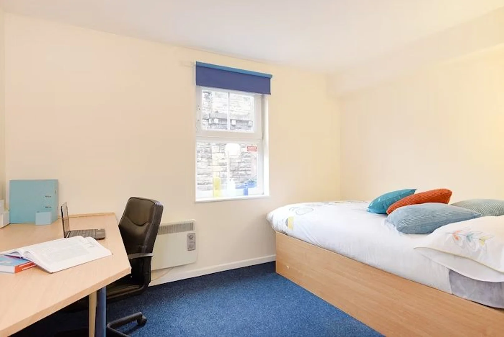 Quarto acessível para estudantes com iluminação ampla em 