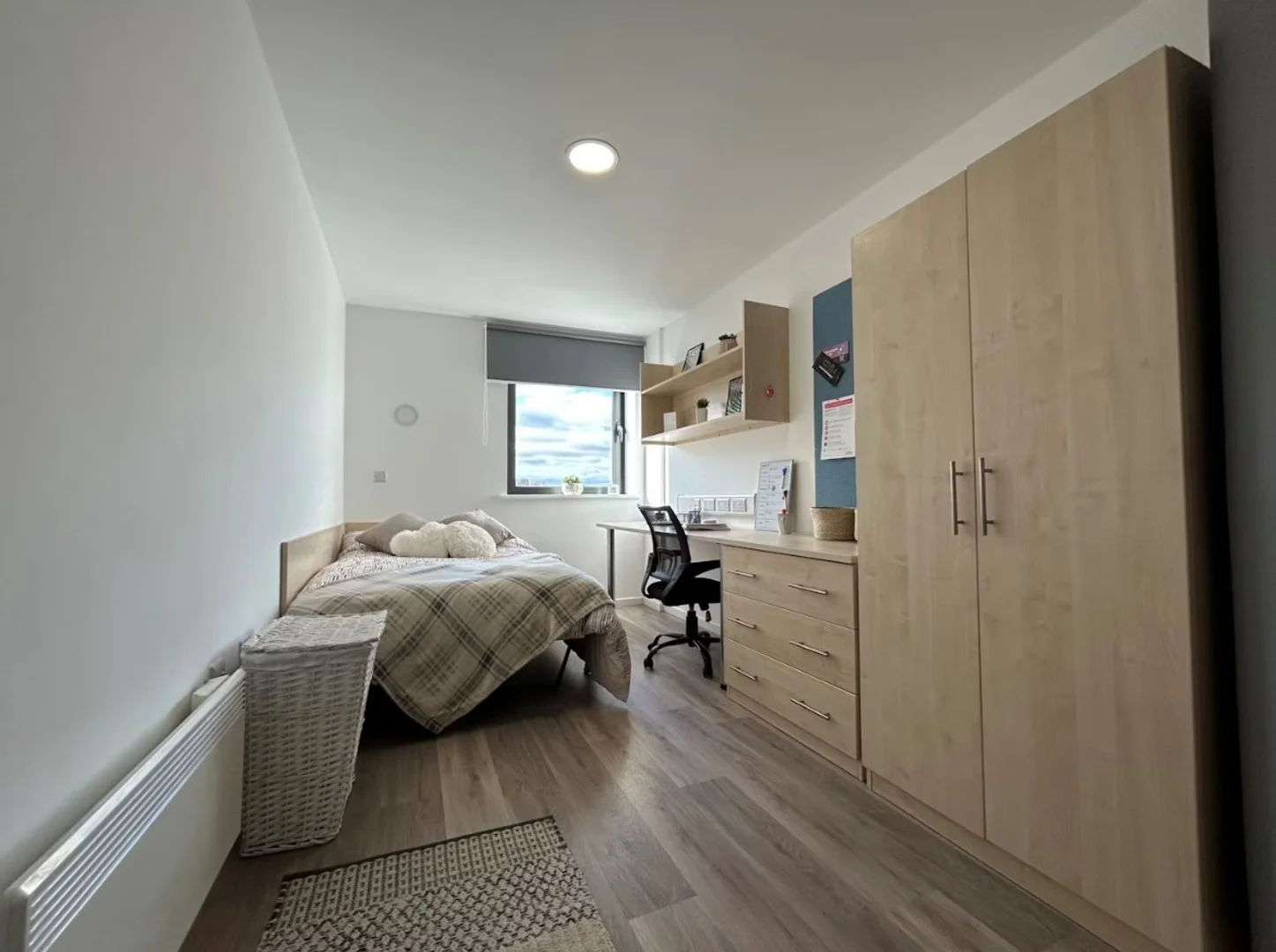Chambre d'étudiant à avec espace d'étude et installations communes