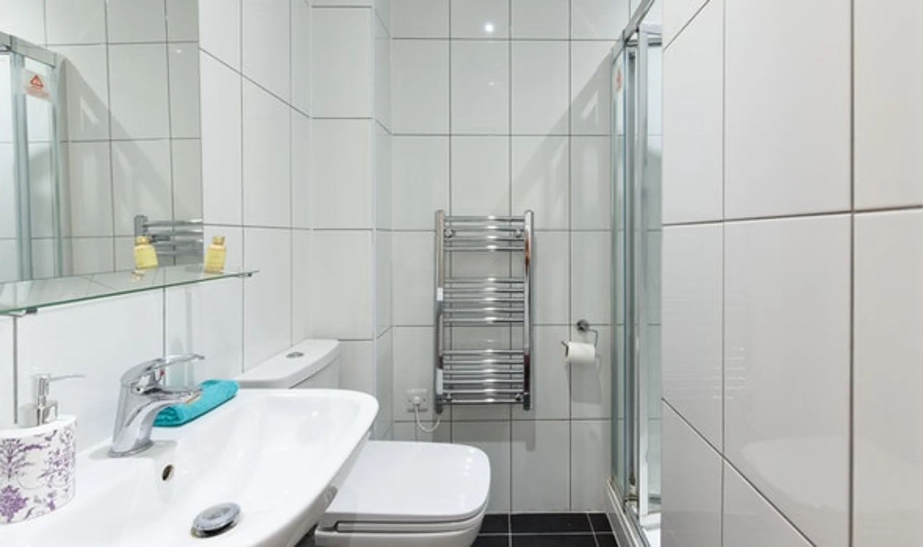 Quarto de estudante em com área de estudo e instalações partilhadas