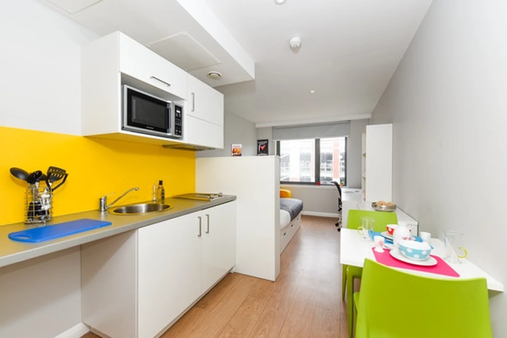 Niedrogi apartament typu studio z niezbędnymi funkcjami w