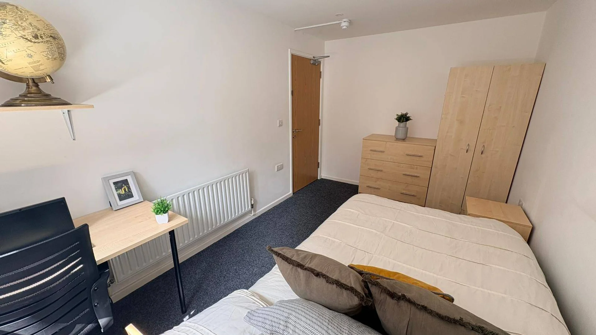 Quarto de estudante em com área de estudo e instalações partilhadas