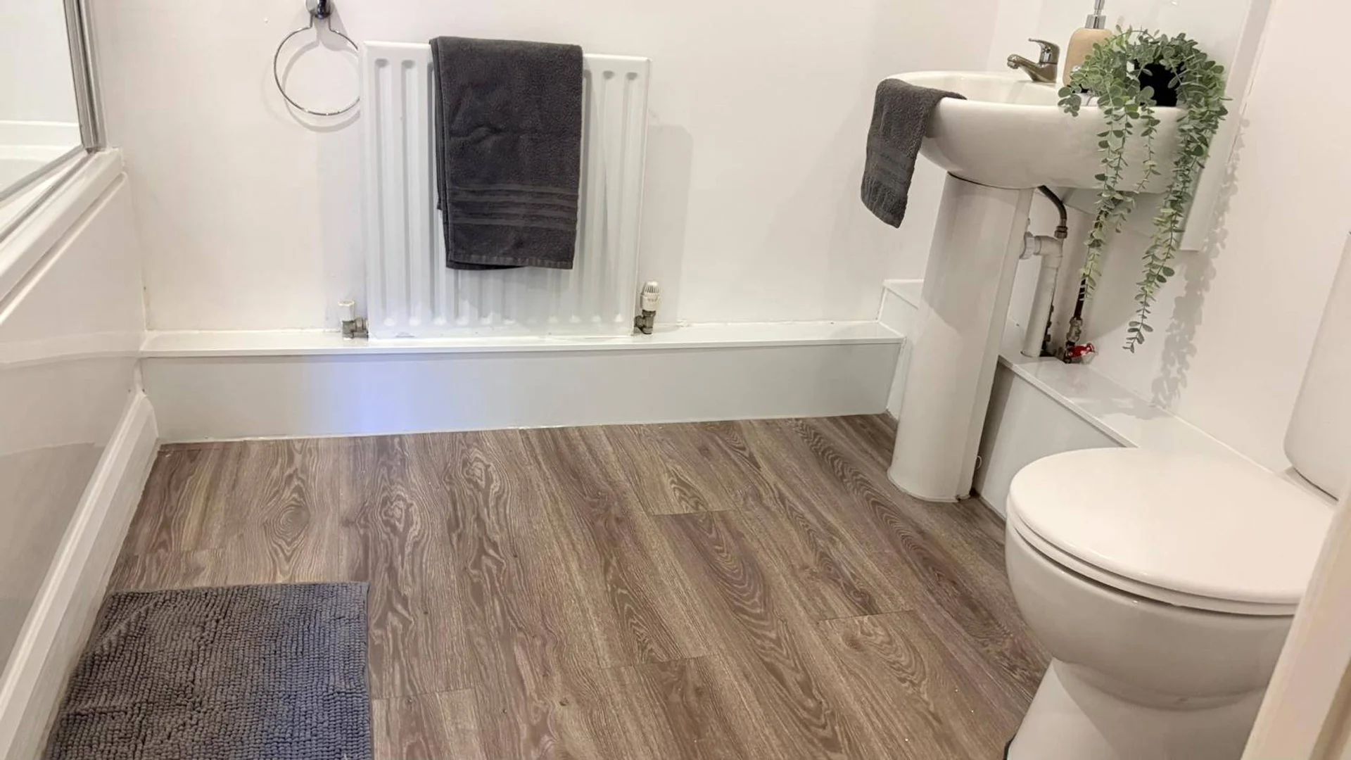 Quarto acessível para estudantes com iluminação ampla em
