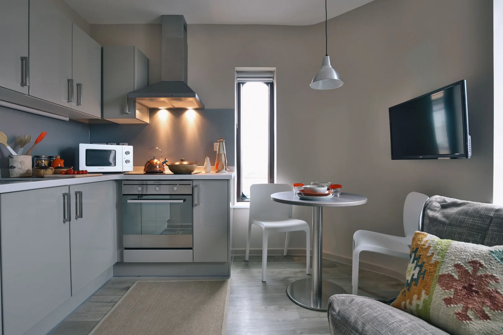 Apartamento estúdio acessível com características essenciais em