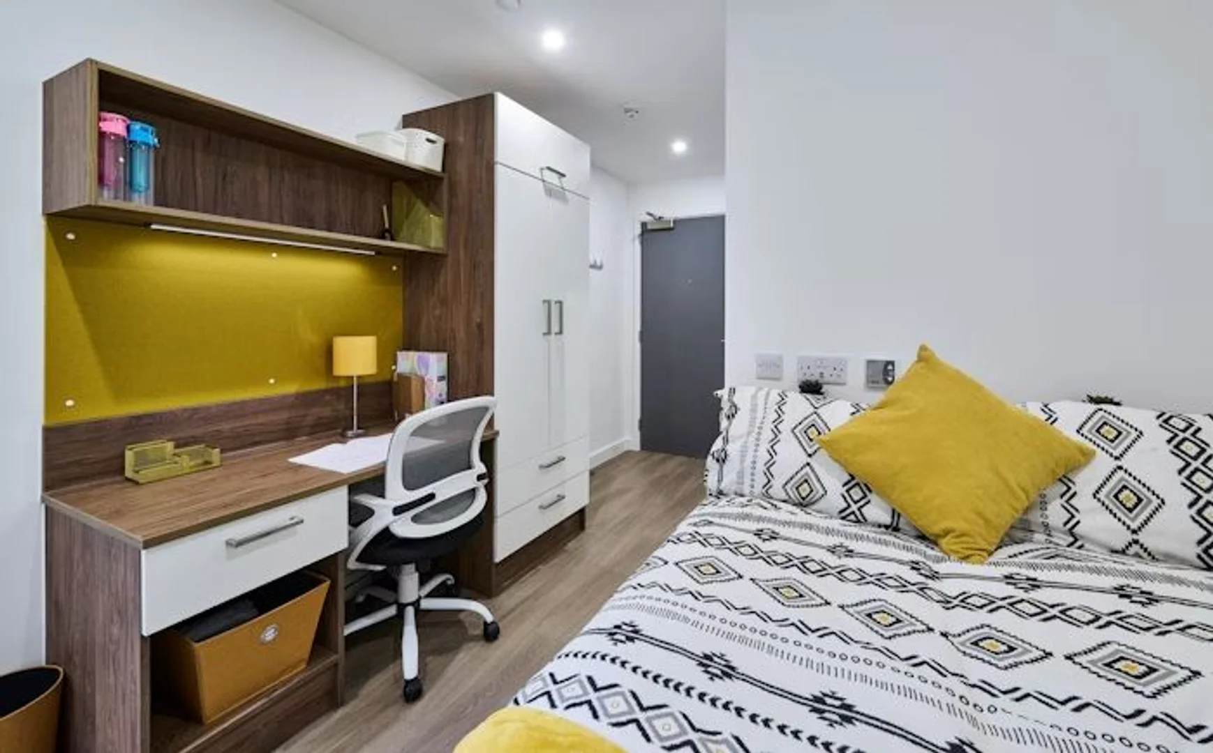 Chambre abordable pour les étudiants avec un bon éclairage dans 