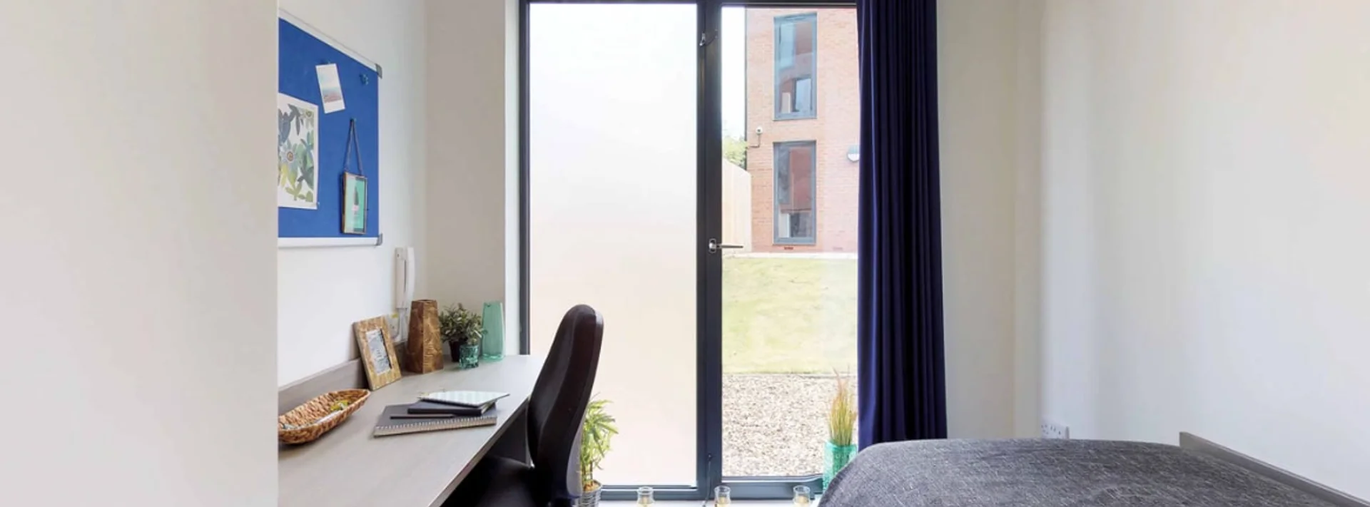Funktionelles Studentenzimmer perfekt zum Studieren in