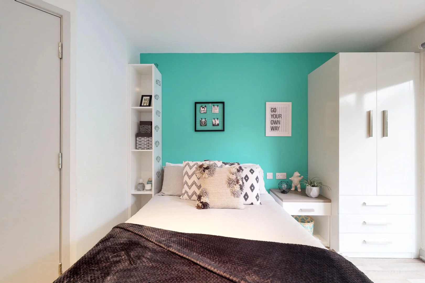 Habitación estudiantil amplia y cómoda en 