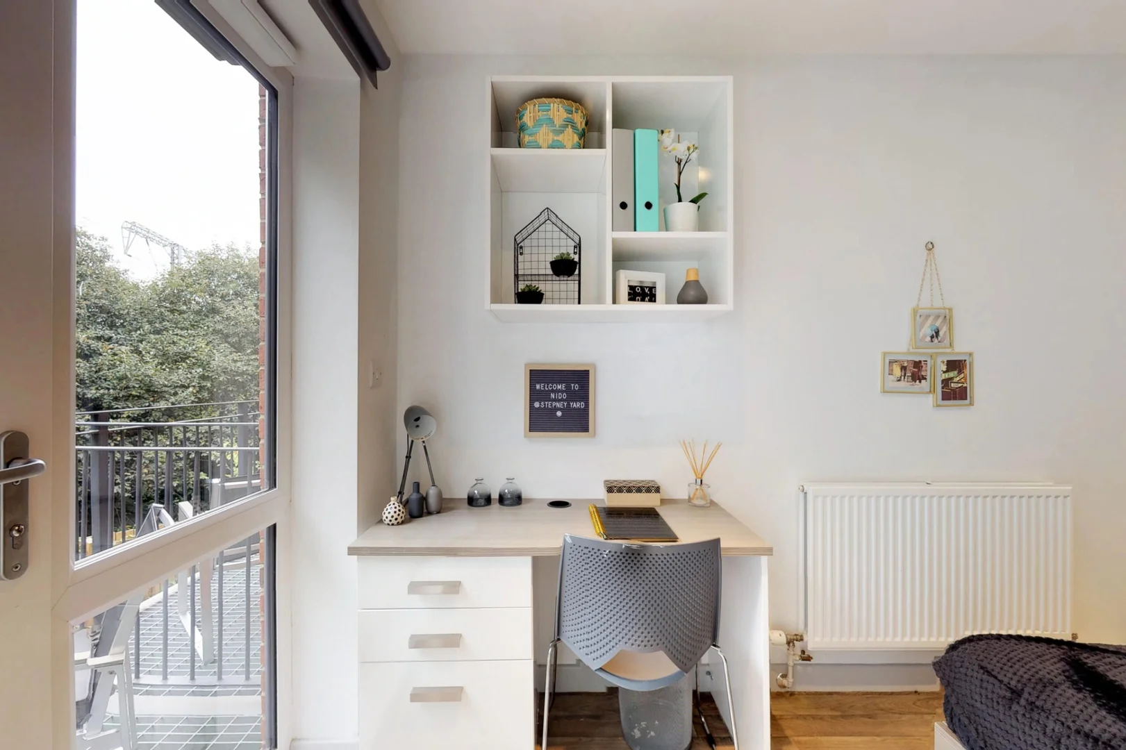 Habitación estudiantil luminosa y aireada con fácil acceso a la universidad en 