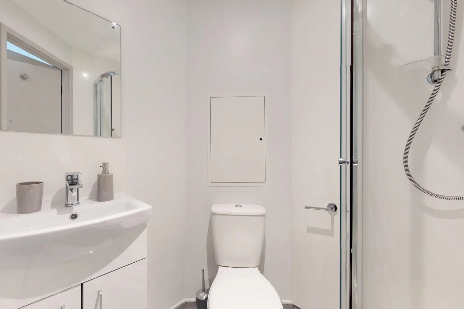 Habitación estudiantil funcional perfecta para estudiar en 