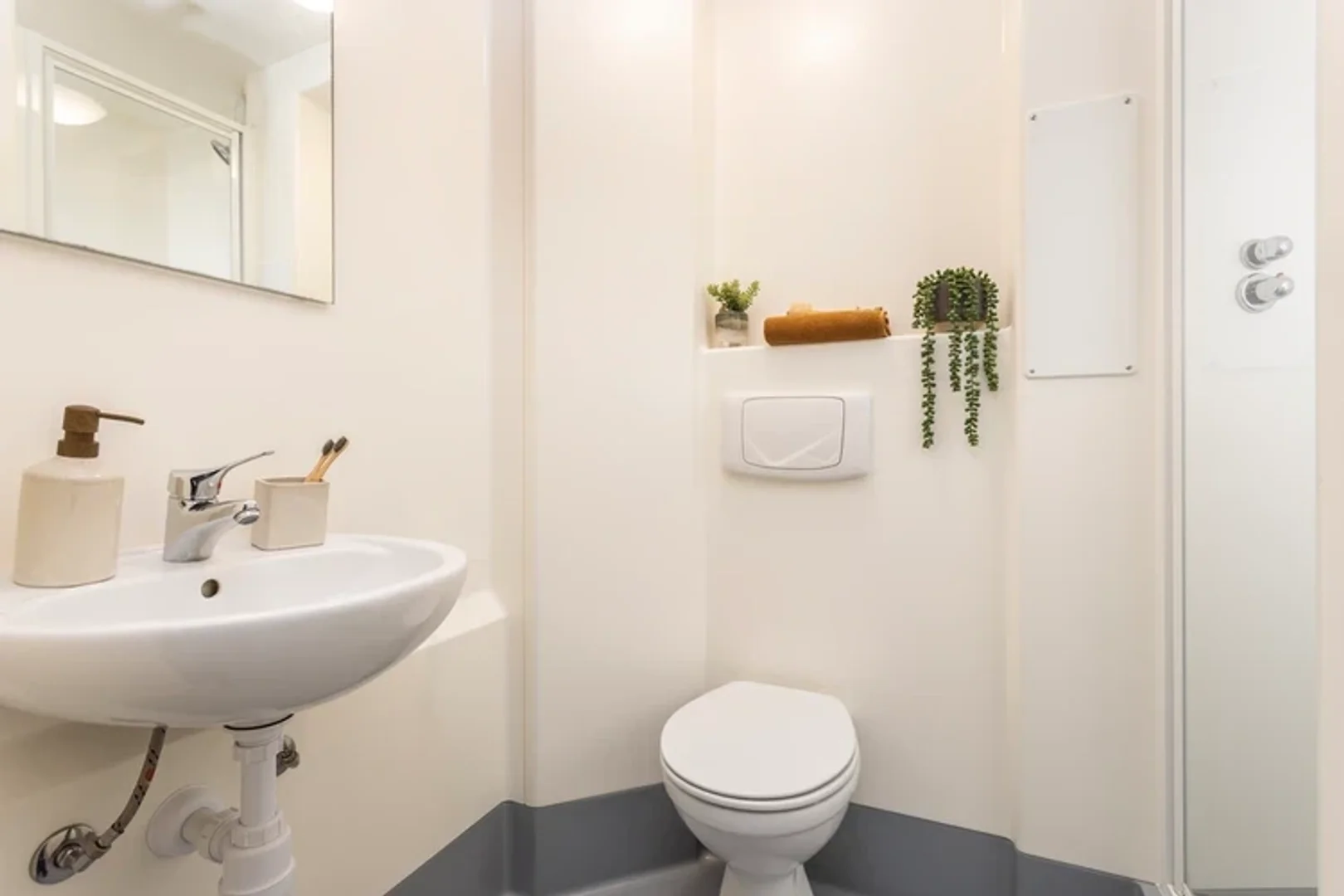 Stanza per studenti luminosa e ariosa con facile accesso all'università a 