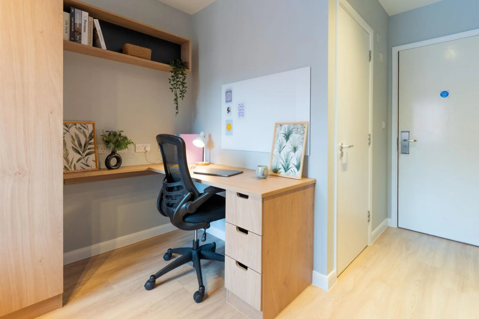 Quarto acessível para estudantes com iluminação ampla em