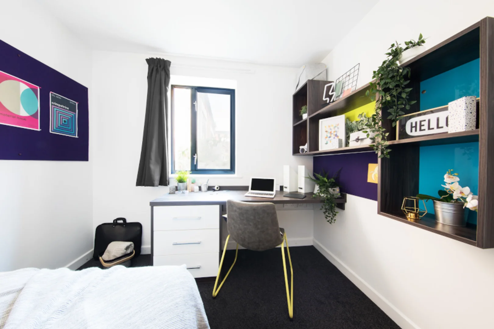 Studentenzimmer in mit Arbeitsbereich und Gemeinschaftseinrichtungen