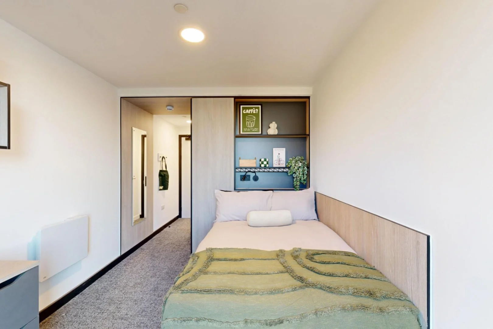 Quarto acessível para estudantes com iluminação ampla em