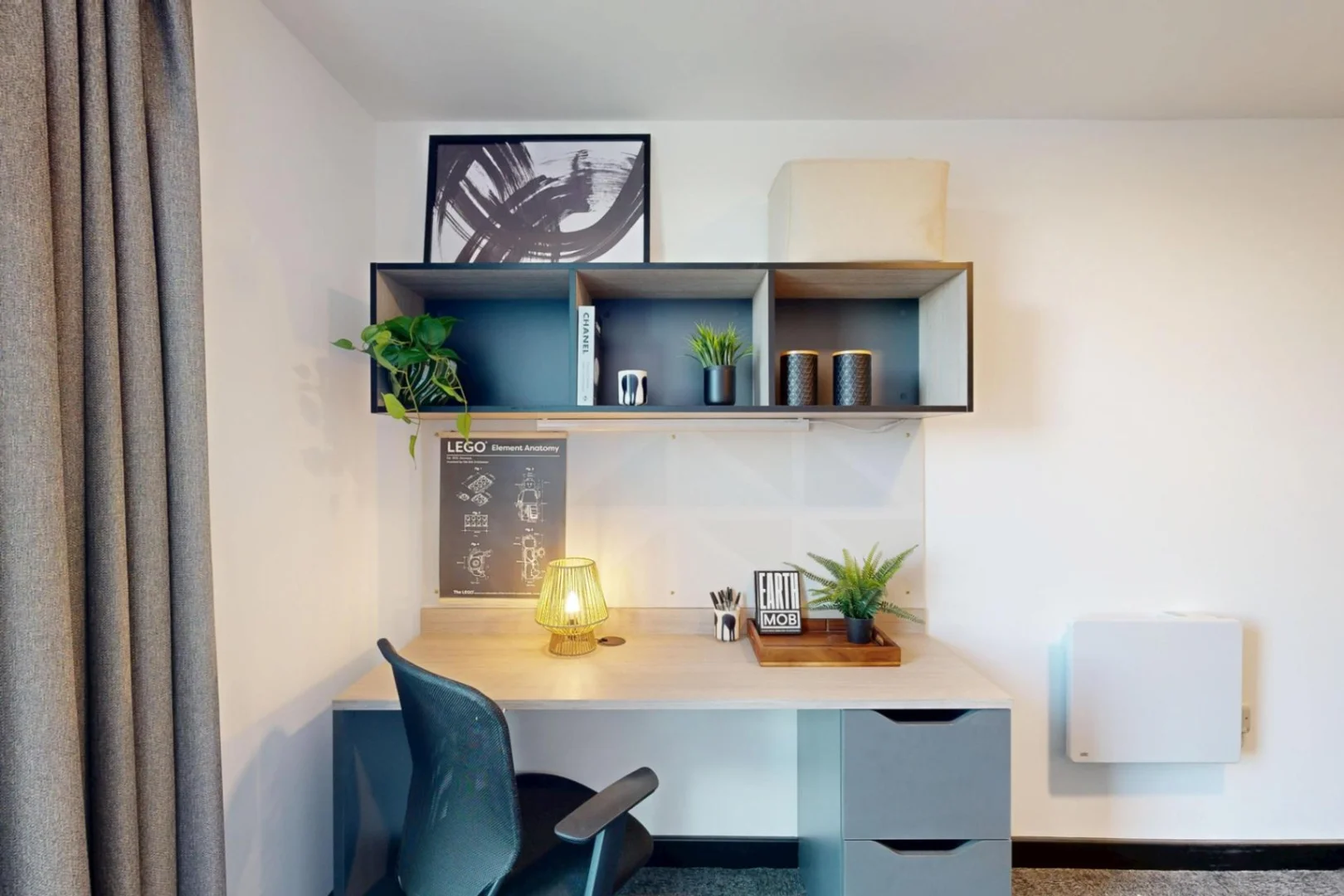 Quarto de estudante confortável e espaçoso em