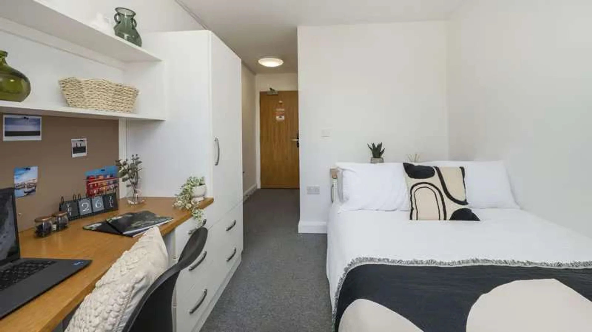 Quarto acessível para estudantes com iluminação ampla em 