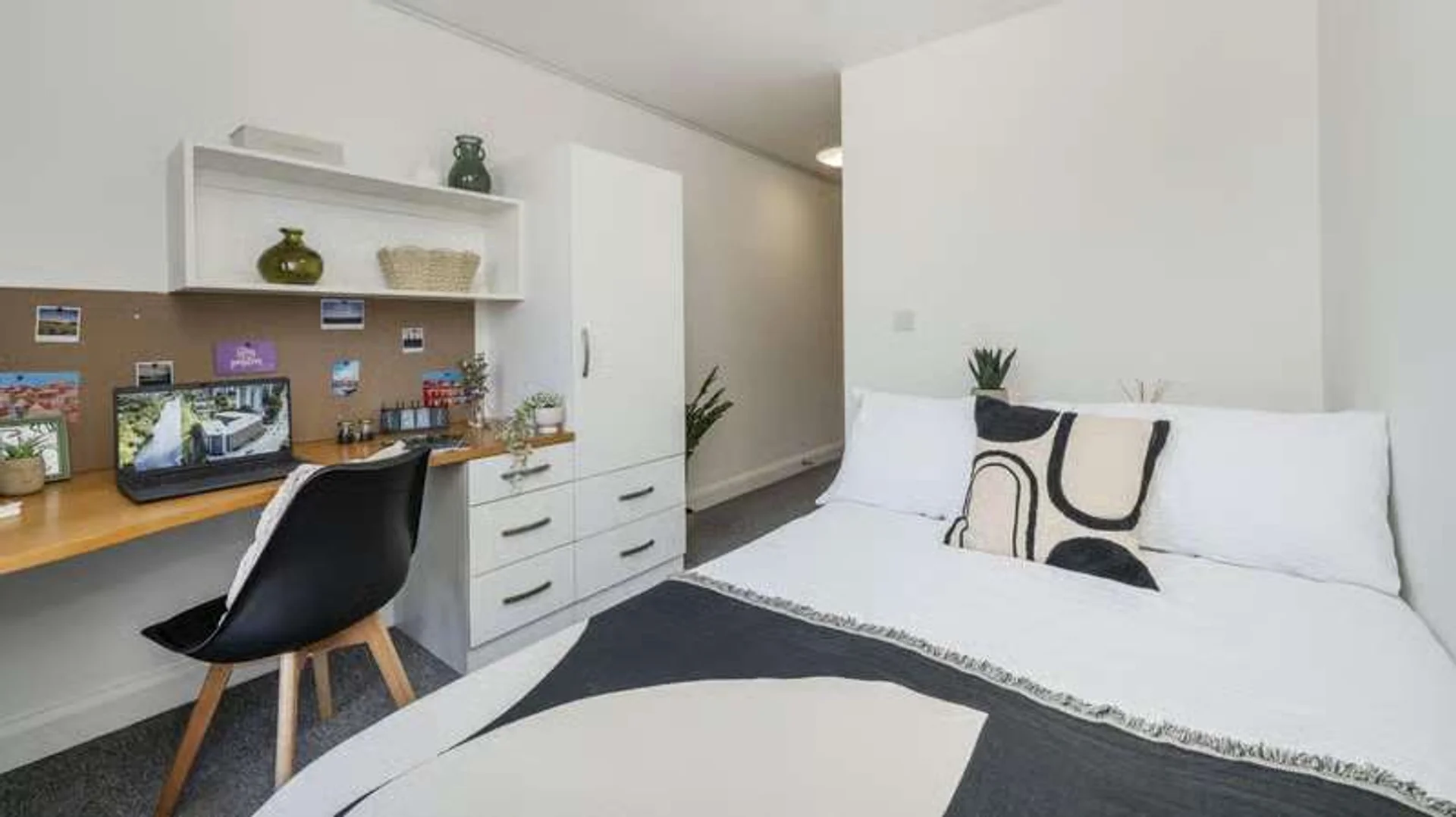 Quarto acessível para estudantes com iluminação ampla em 