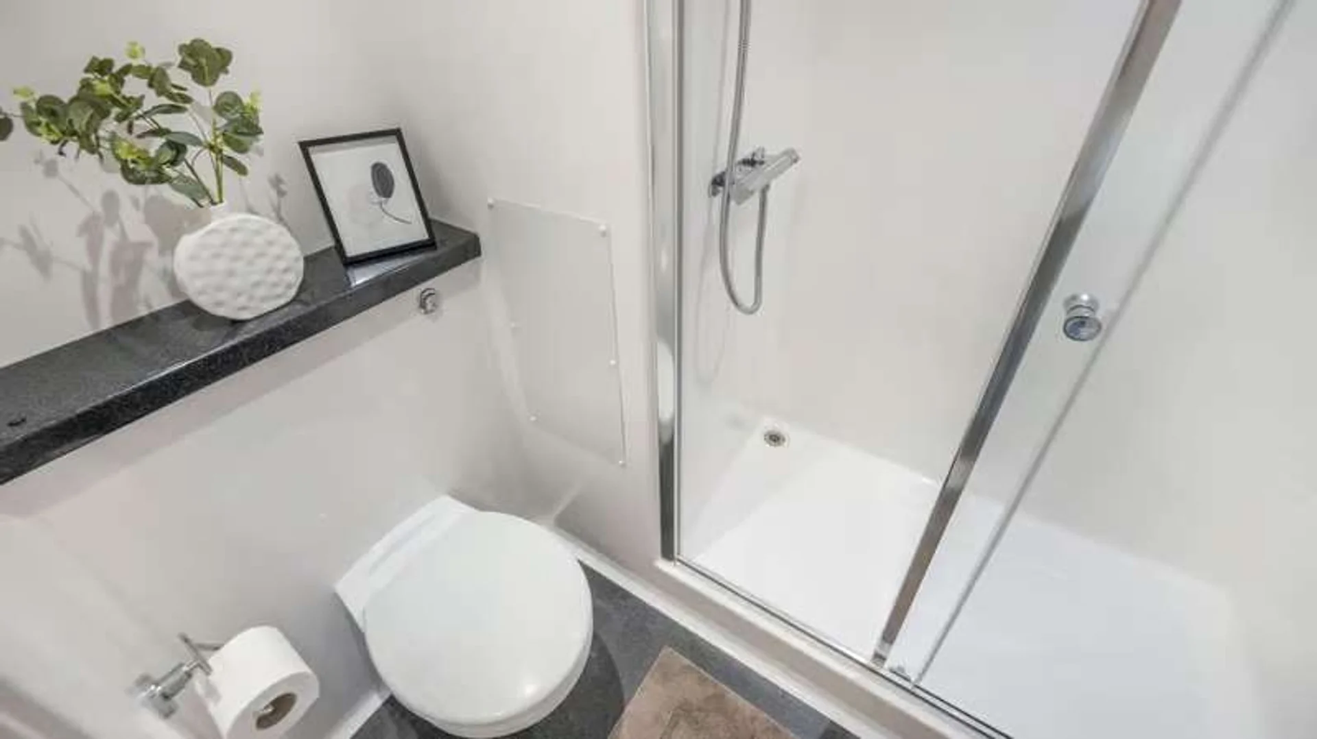 Quarto de estudante em  com área de estudo e instalações partilhadas