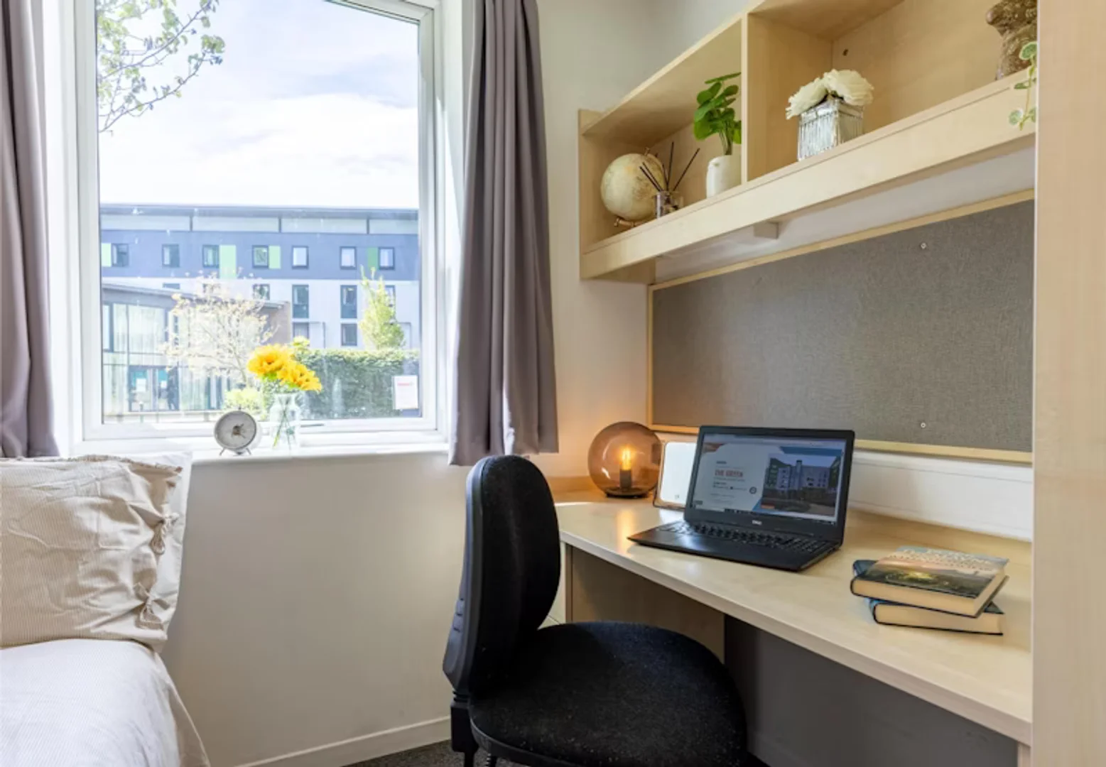 Functional student room perfect for studying in 