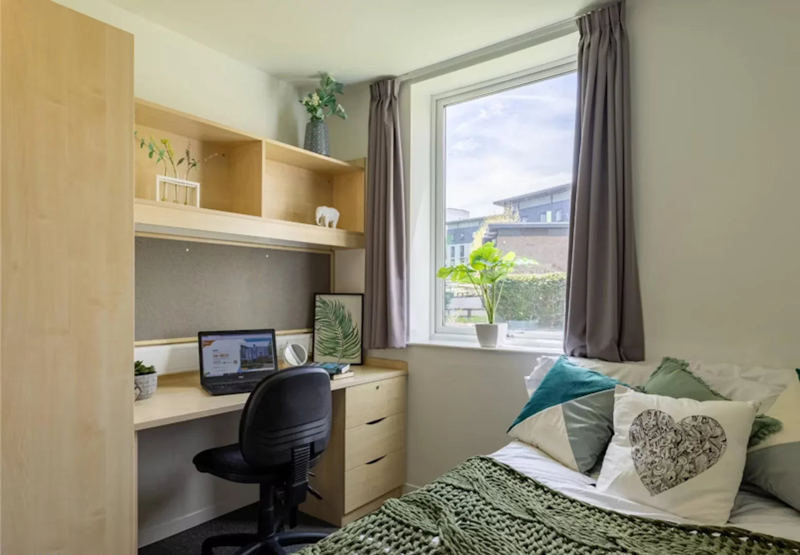 Economical student room with convenient location in 