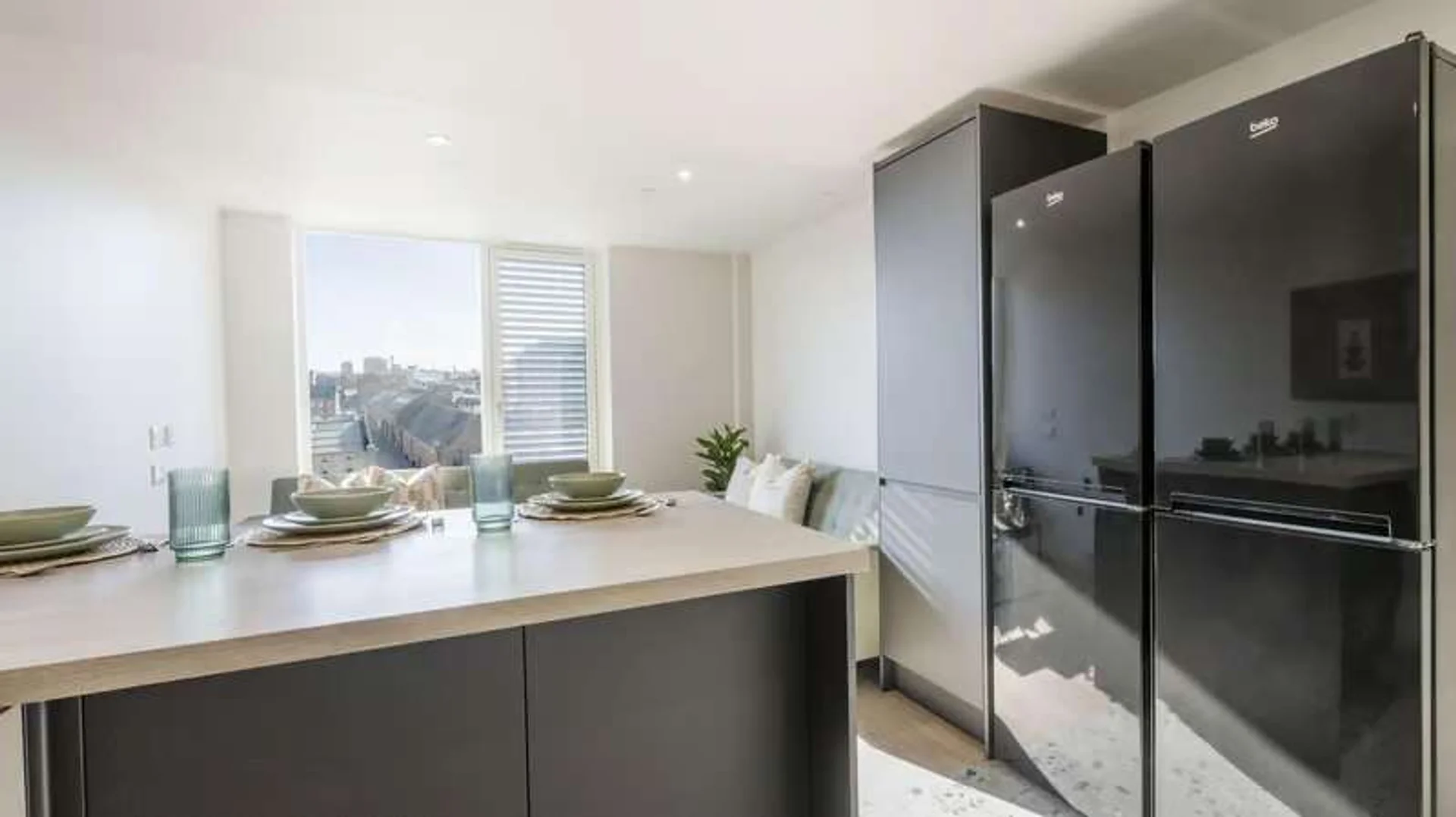 Habitación estudiantil funcional perfecta para estudiar en 