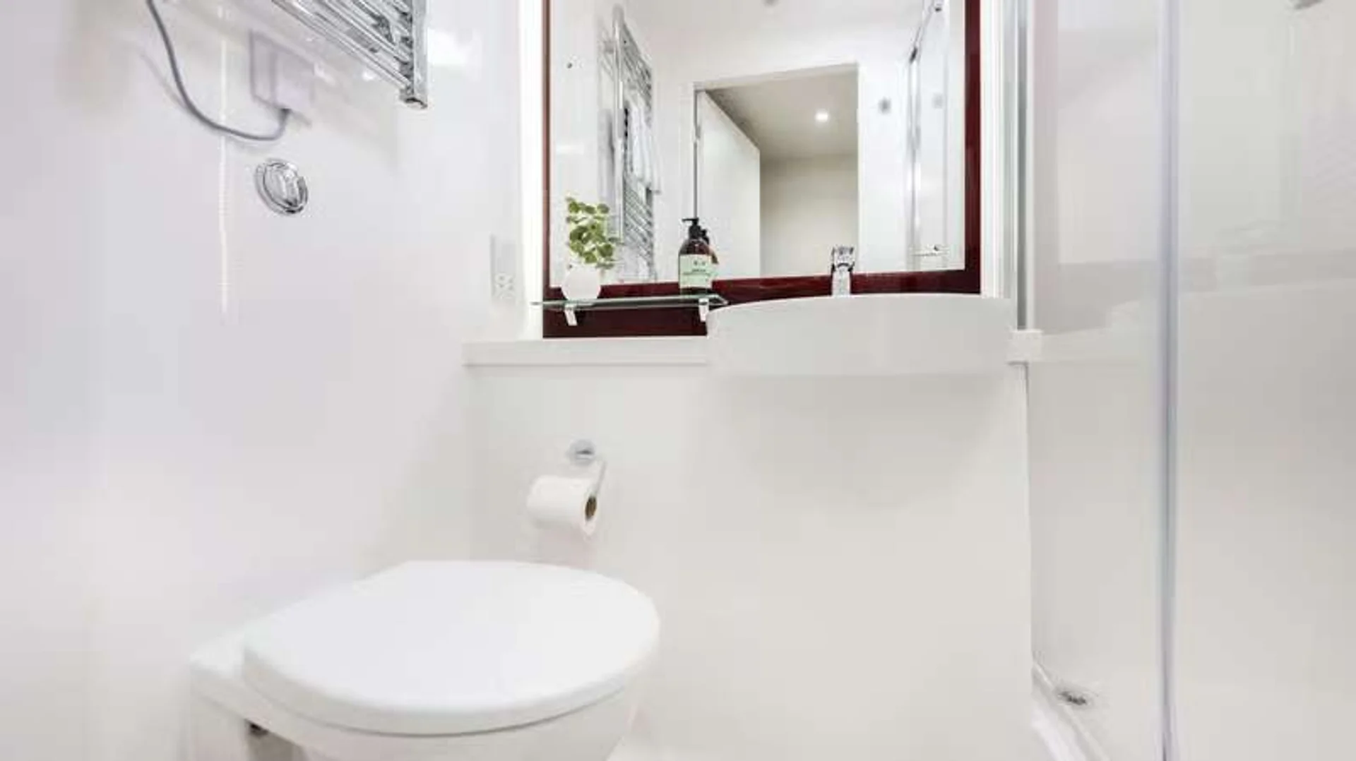 Habitación estudiantil amplia y cómoda en 