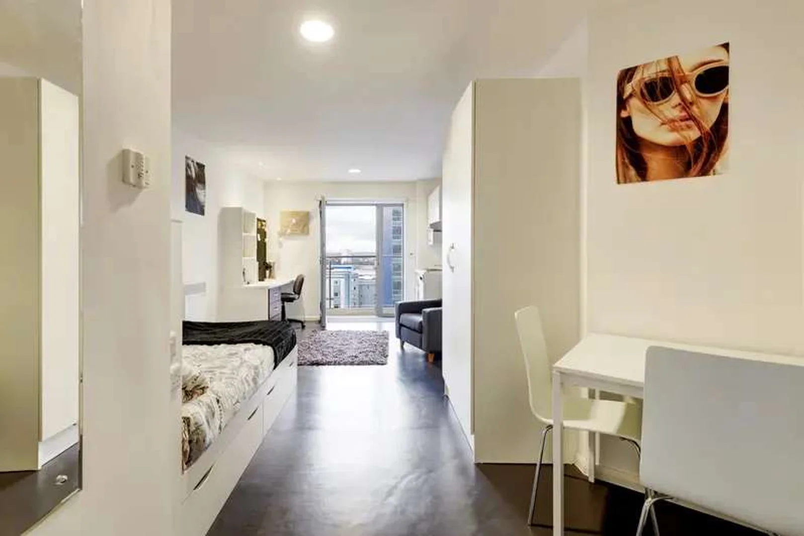 'de etkili düzene sahip minimalist öğrenci stüdyosu