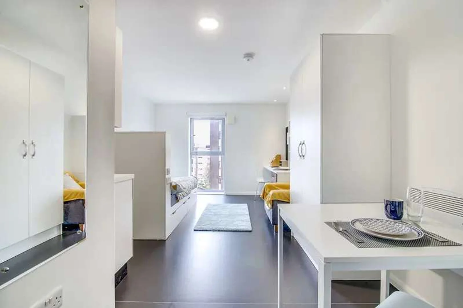  bölgesinde tam olanaklara sahip modern öğrenci stüdyosu