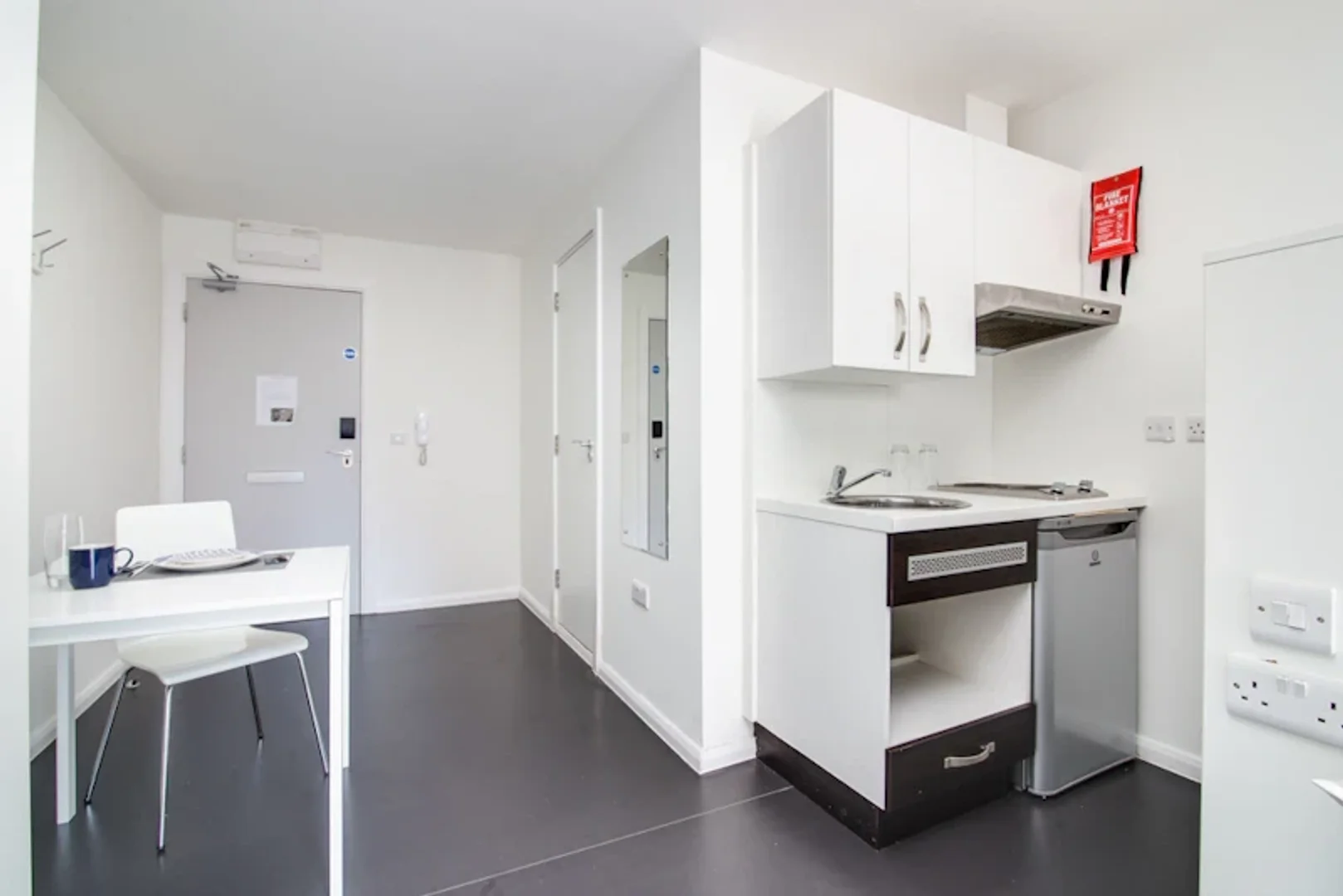 'de etkili düzene sahip minimalist öğrenci stüdyosu