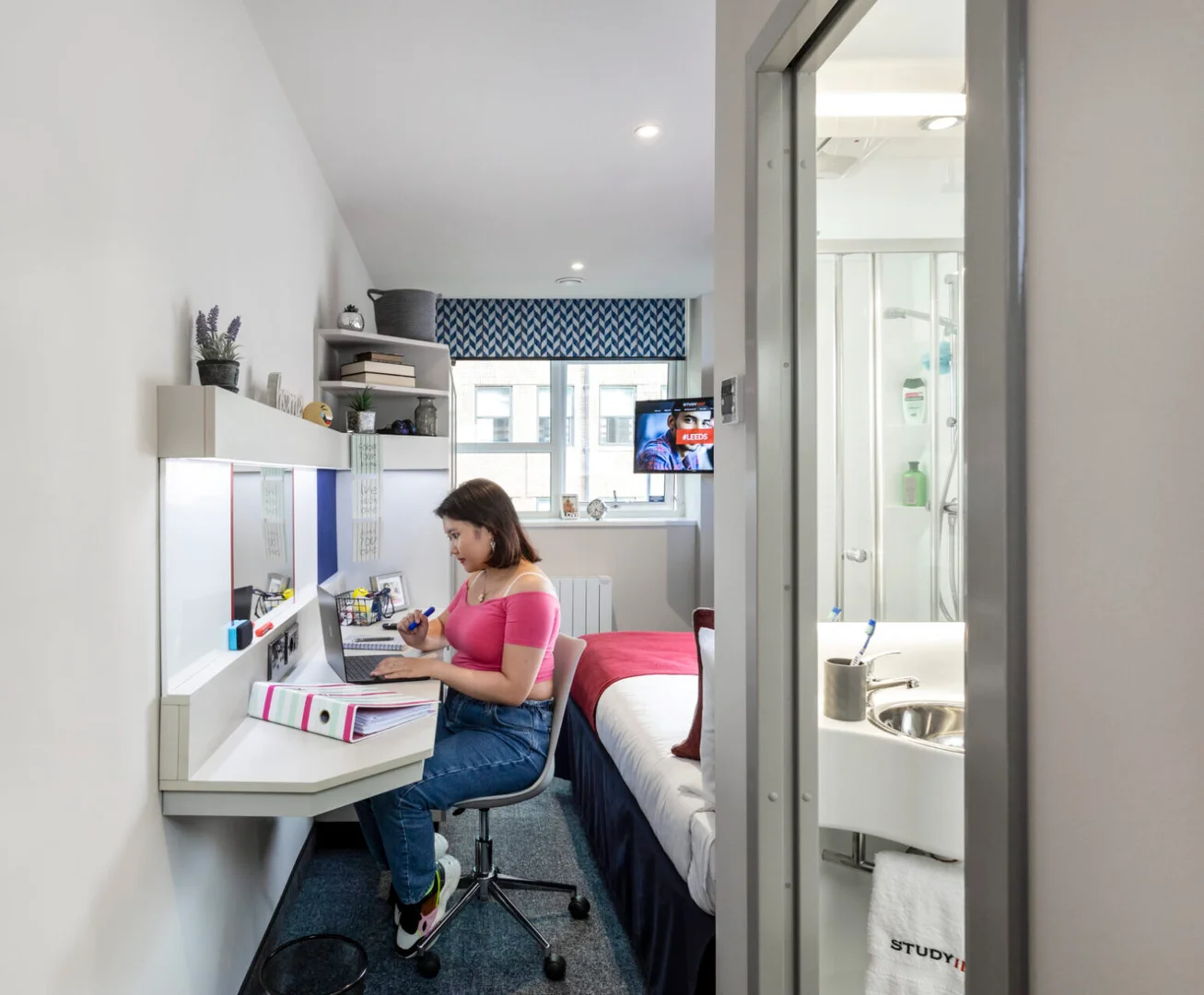 Bright and airy student room with easy university access in 