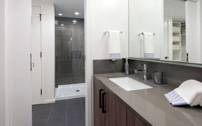 Apartamento moderno e brilhante em {area}