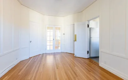 Apartamento moderno e brilhante em {area}