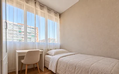 Habitación en alquiler con cama doble {area}