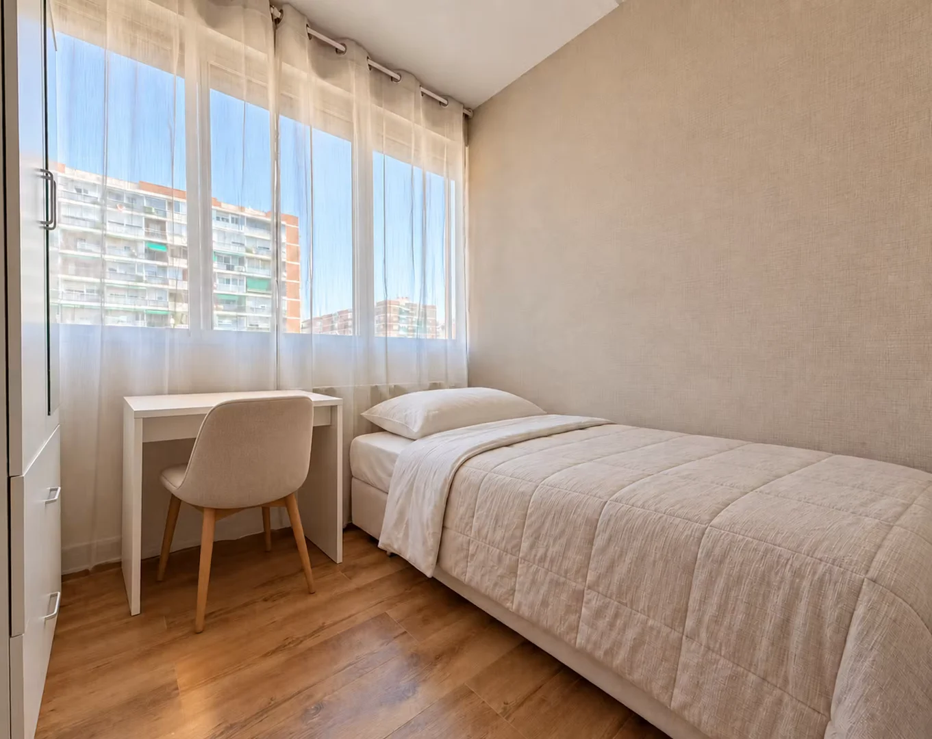 Habitación estudiantil funcional perfecta para estudiar en 