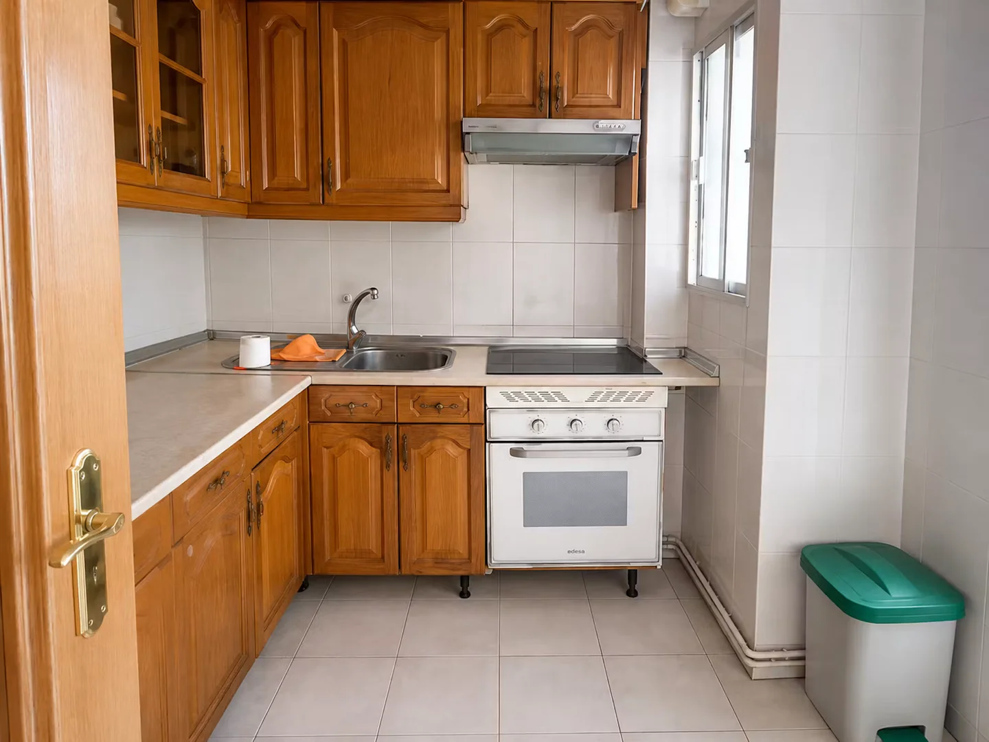 Habitación estudiantil funcional perfecta para estudiar en 