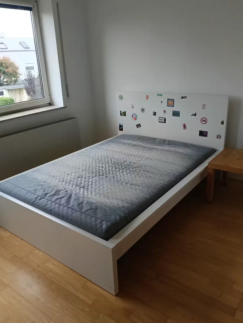 Chambre confortable pour étudiants disponible dans 