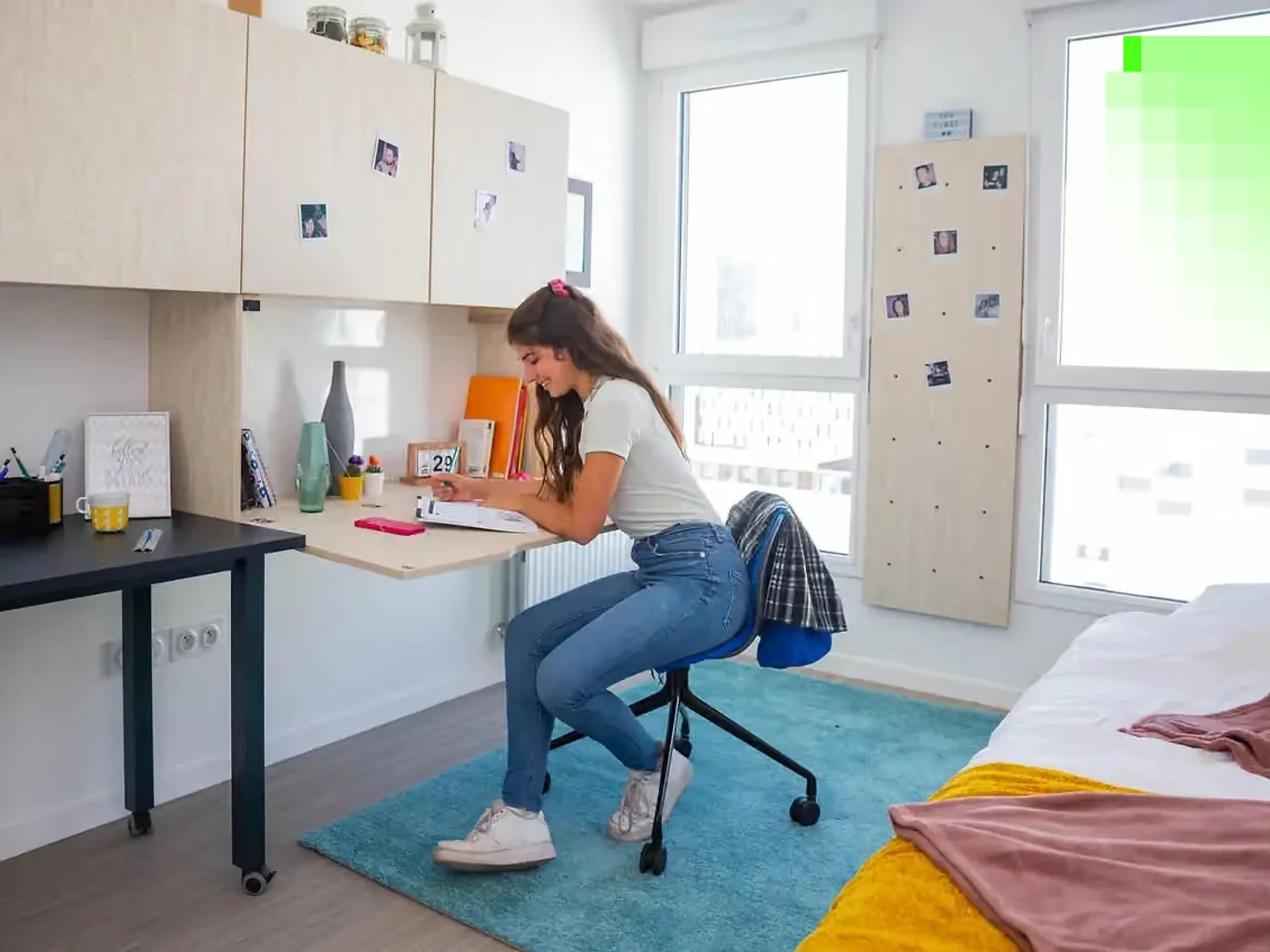 Monolocale minimalista per studenti in con layout efficiente