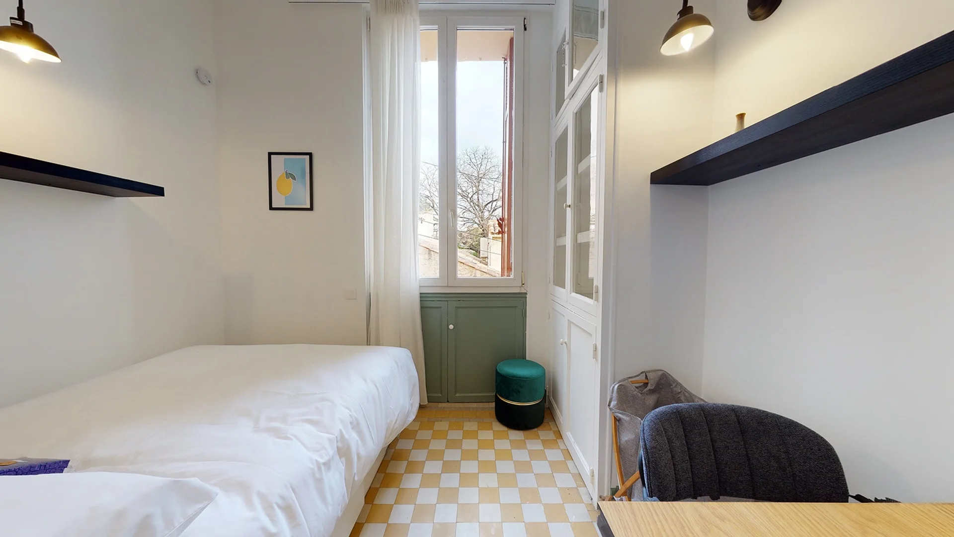 Habitación para estudiantes en con área de estudio y facilidades compartidas
