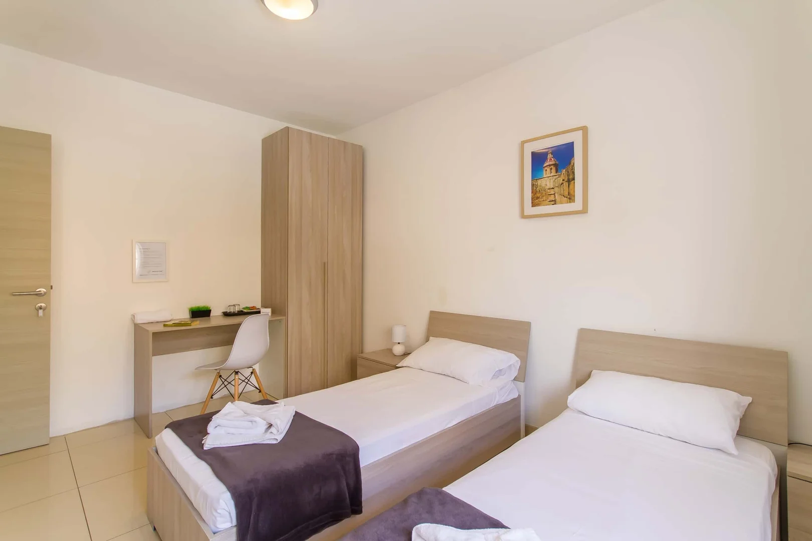 Chambre d'étudiant à avec espace d'étude et installations communes