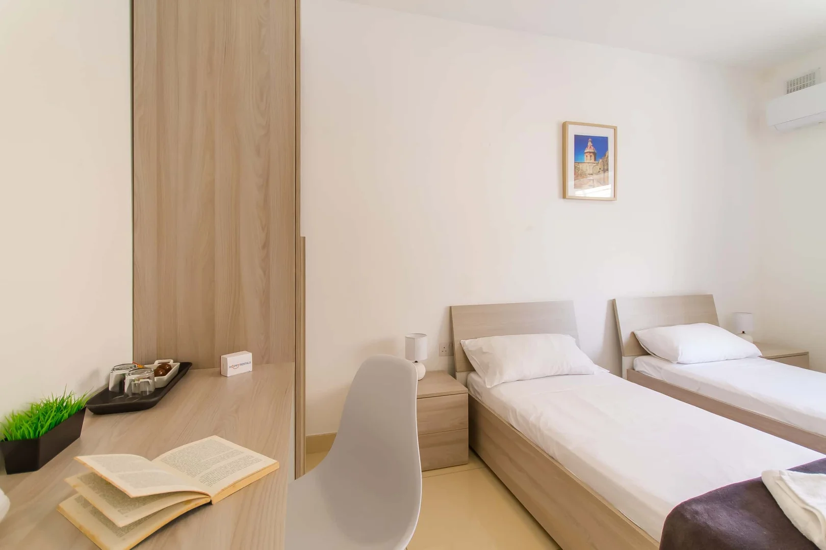 Chambre d'étudiant à avec espace d'étude et installations communes