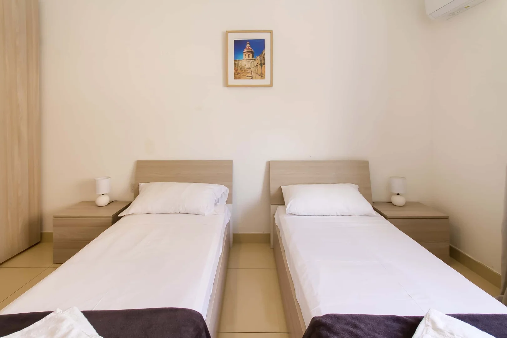 Chambre confortable pour étudiants disponible dans