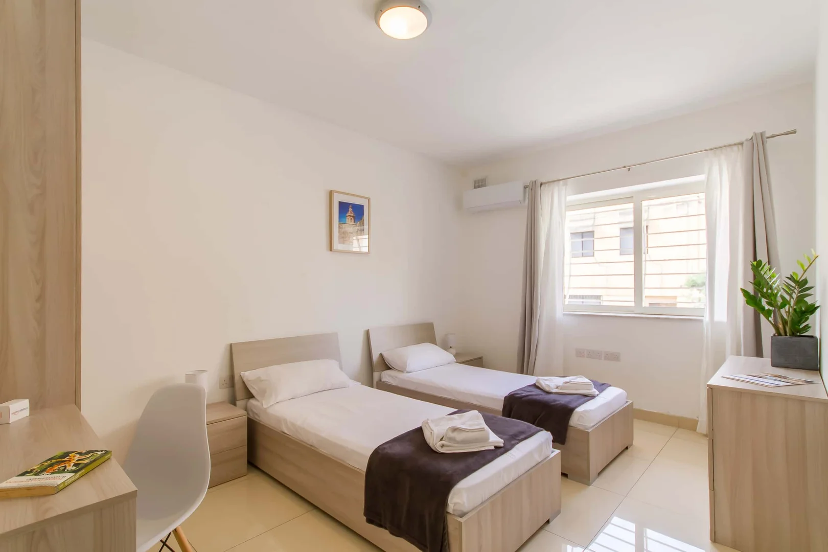 Chambre confortable pour étudiants disponible dans